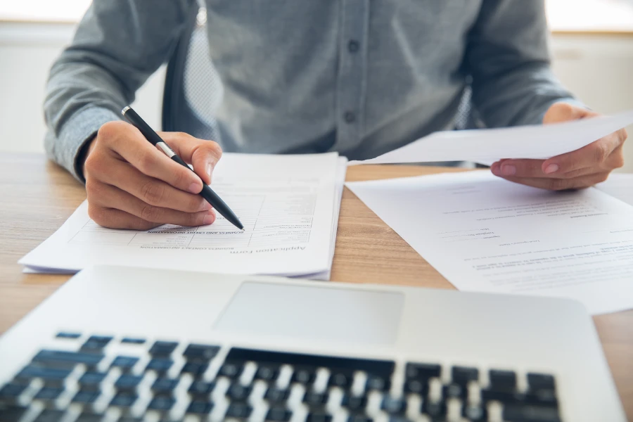 de negocios que controla los documentos en la mesa.webp