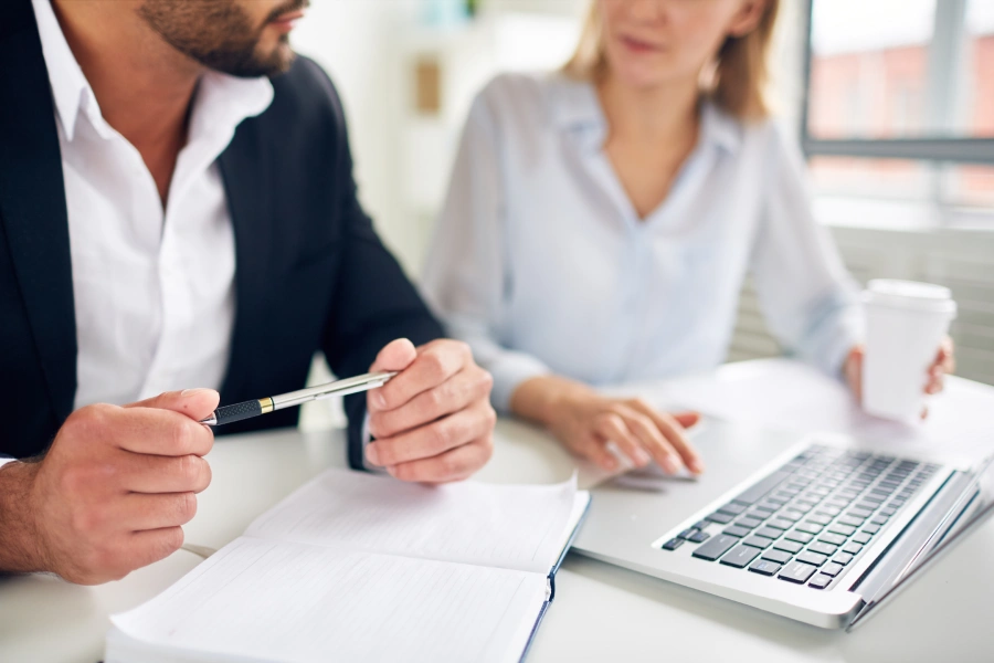 discutiendo el plan de negocios.webp