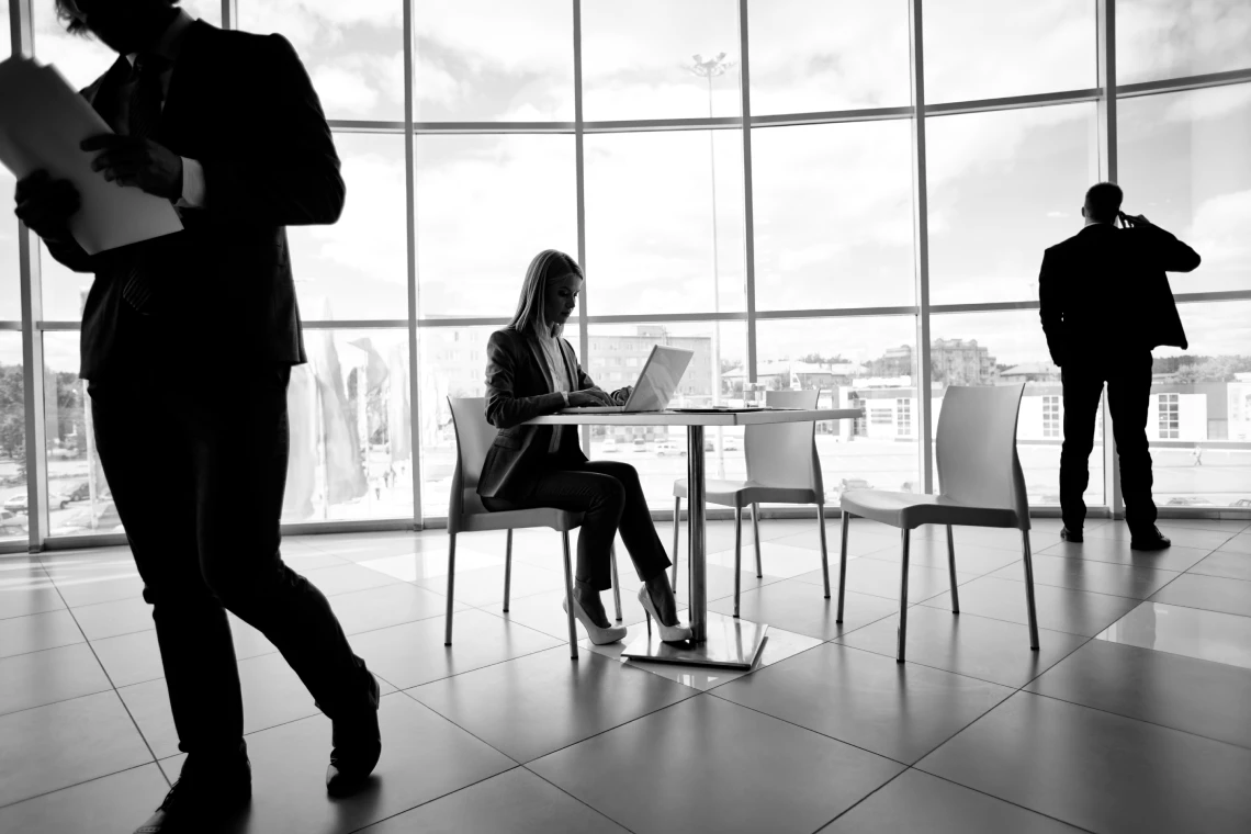 empresaria trabajando con su portatil